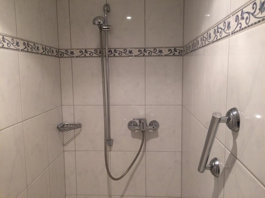 Moselhotel Lesura Lieser Buitenkant foto